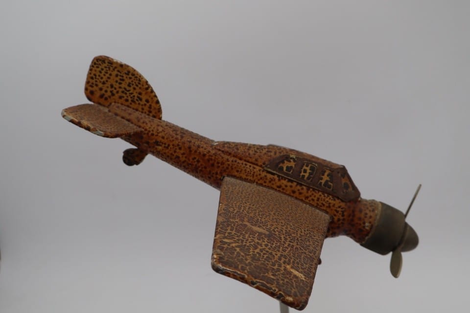Avion miniature ancien en tôle lithographiée sur socle – Vintage — photo 8