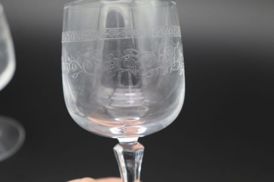 Service de 6 verres anciens en verre gravé décor floral guilloché — photo 5