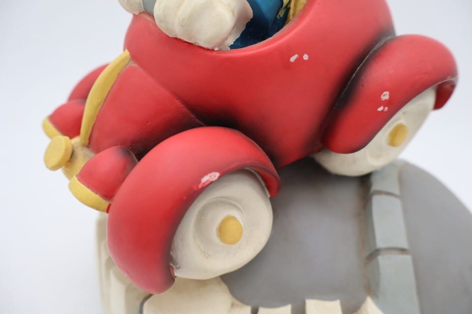 figurine Donald Duck dans sa voiture rouge Demons & Merveilles Disney résine — photo 4