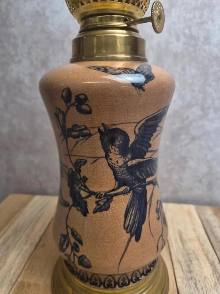 Lampe à pétrole ancienne en faïence décor oiseau et insectes fin Xixe — photo 3