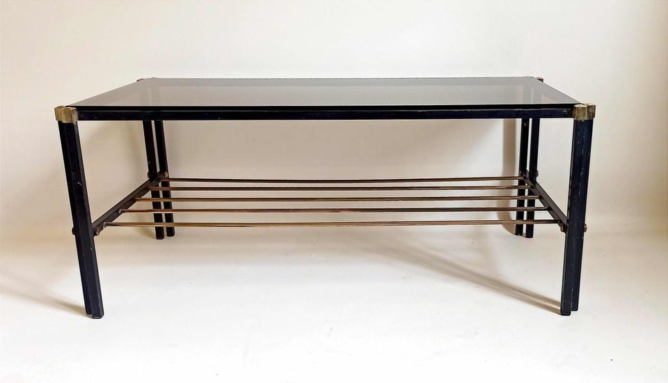 Table basse porte revue Années 60 verre fumé métal et laiton Largeur 94,2 cm — photo 6