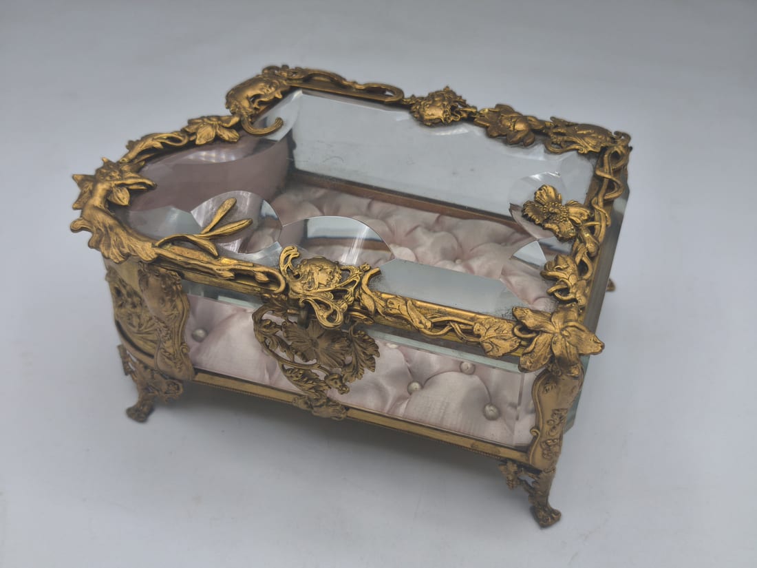 Boîte à bijoux bronze doré Art Nouveau