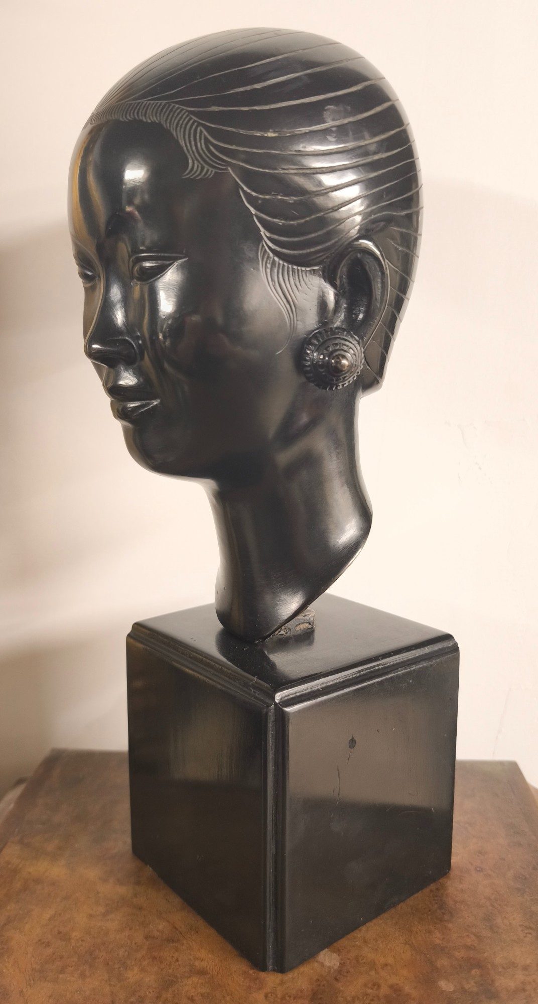 Tête de femme en bronze asiatique — photo 2