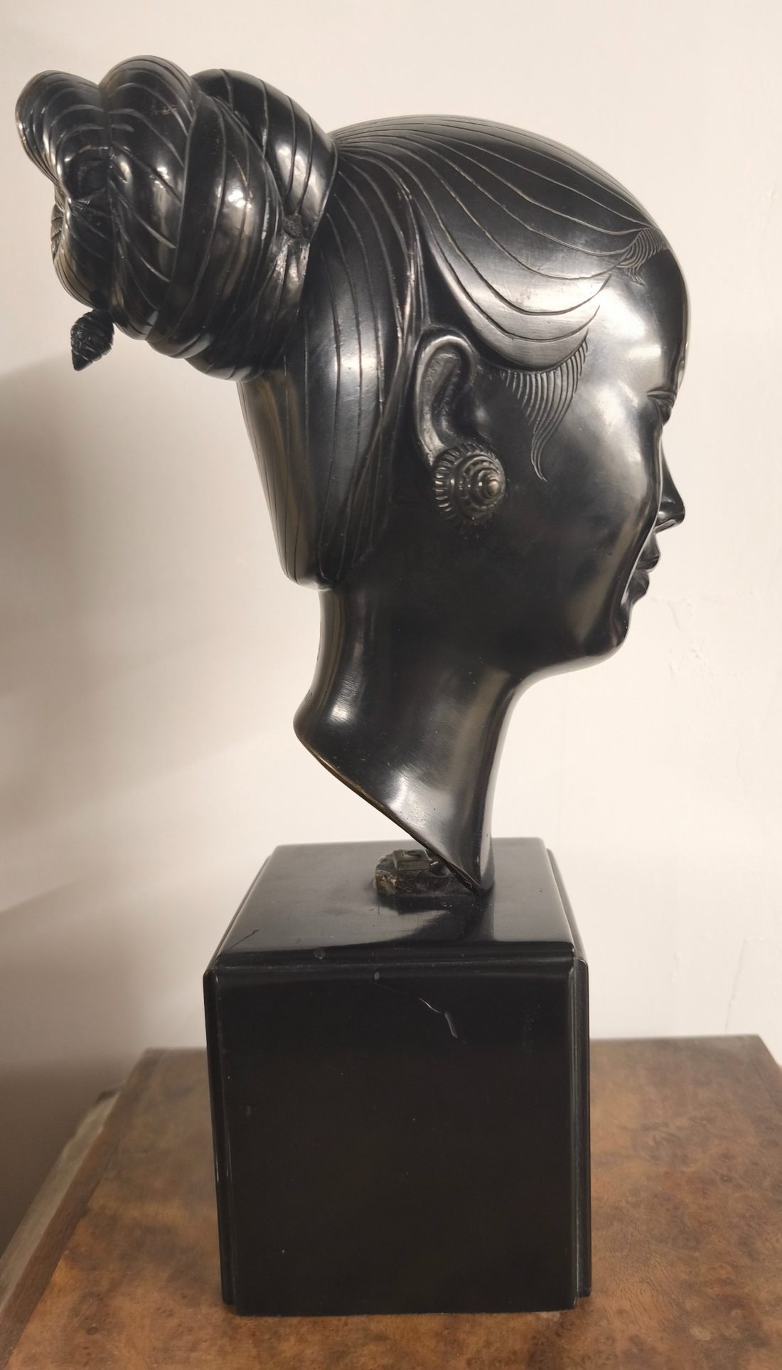 Tête de femme en bronze asiatique — photo 3