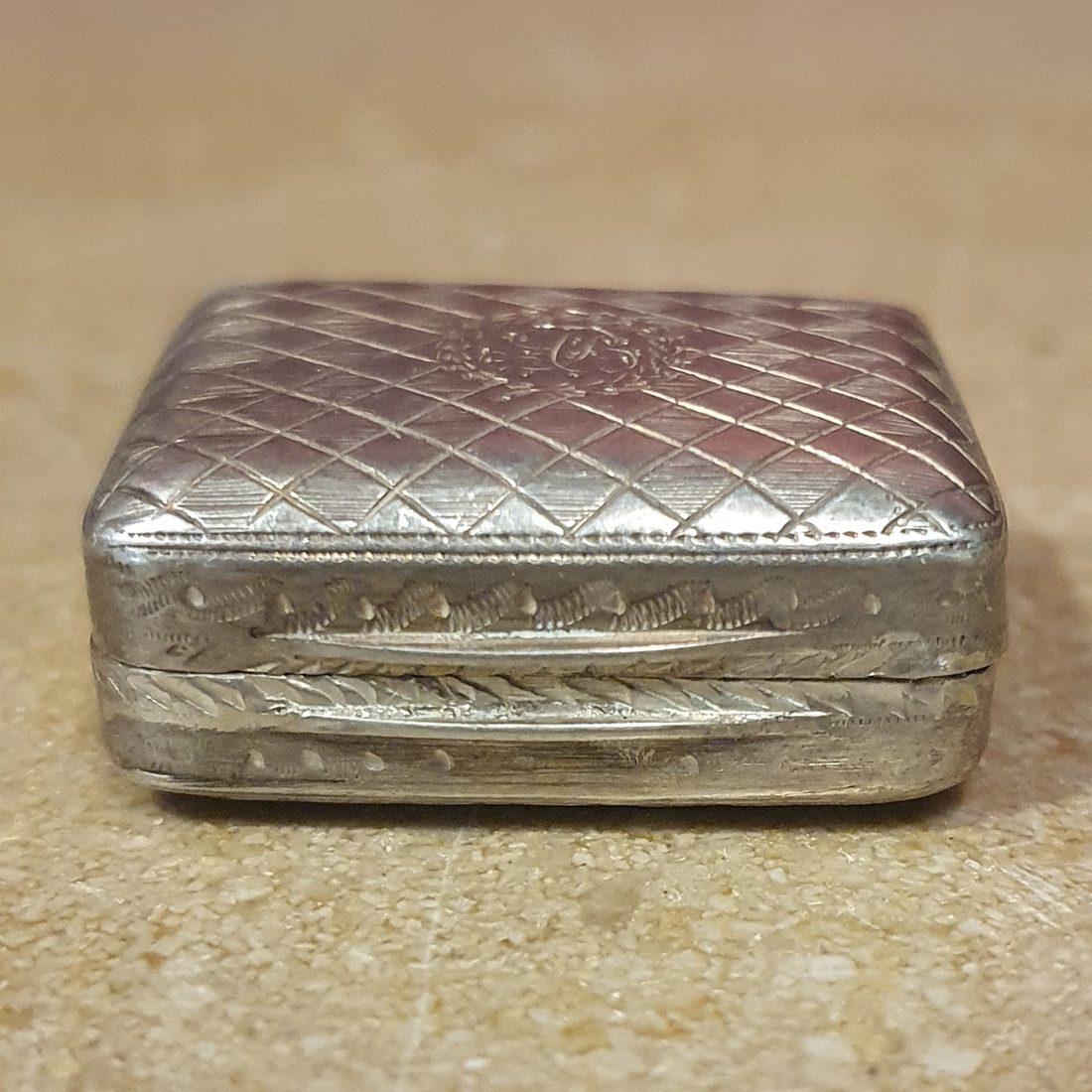 Vinaigrette rectangulaire en argent massif guilloché. Londres, 1800. — photo 2
