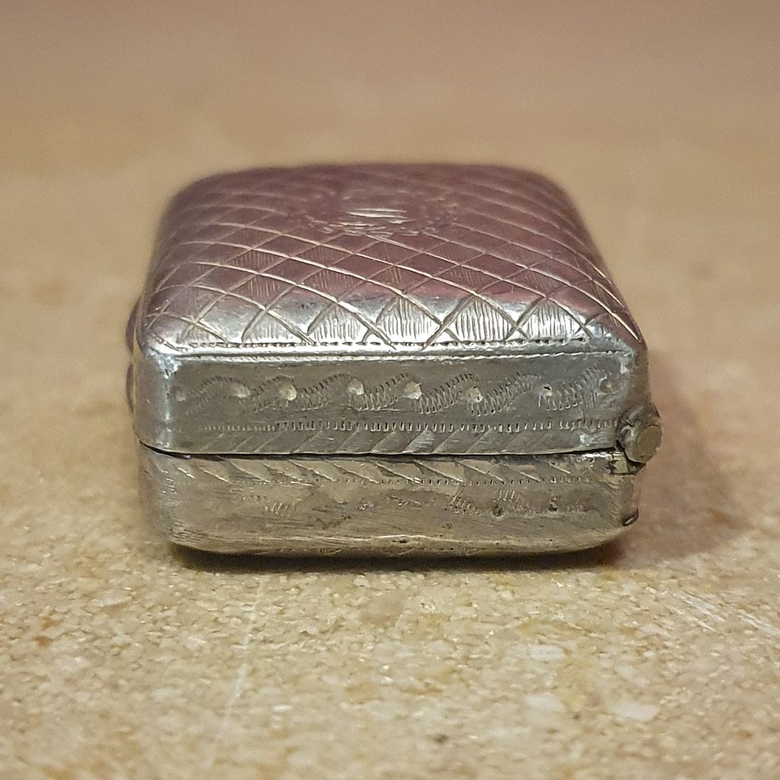 Vinaigrette rectangulaire en argent massif guilloché. Londres, 1800. — photo 3