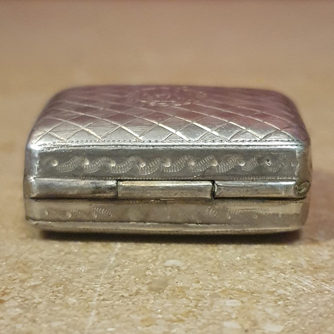 Vinaigrette rectangulaire en argent massif guilloché. Londres, 1800. — photo 4