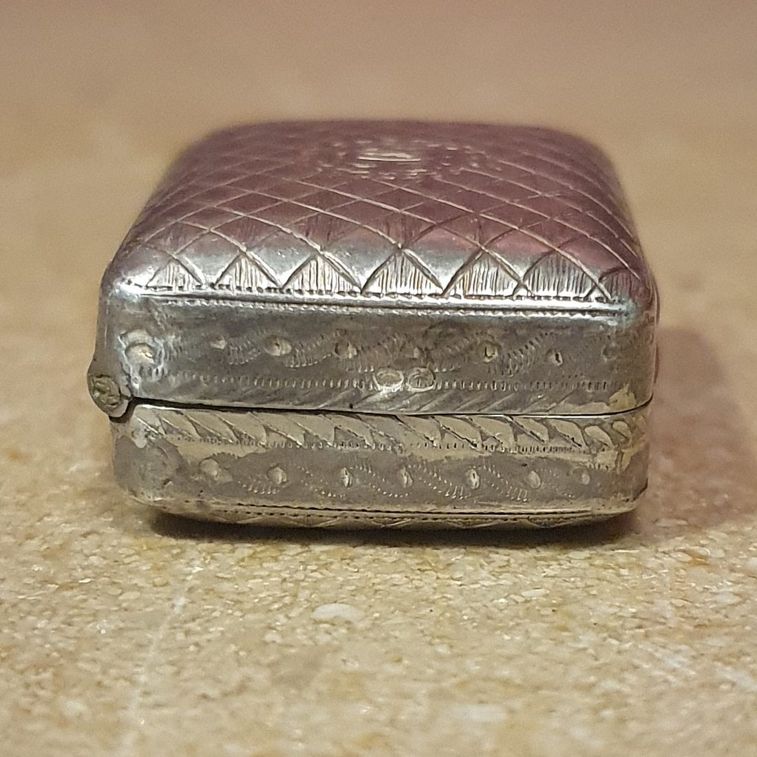 Vinaigrette rectangulaire en argent massif guilloché. Londres, 1800. — photo 5