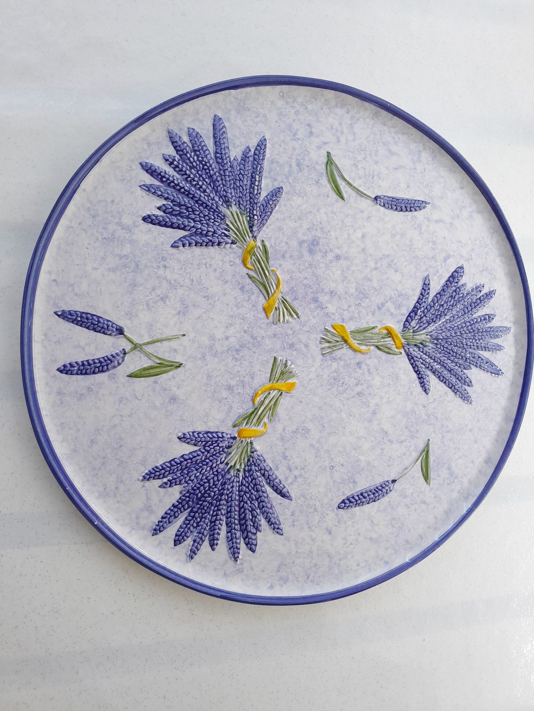 Plat à tarte en barbotine motifs lavande- Ref 002