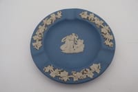 Cendrier Wedgwood Jasperware bleu – Décor blanc en relief – Made in England