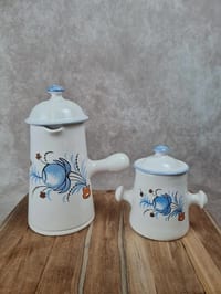 Duo vintage signé Dompierre – cafetière et pot à lait décor bleu et orange