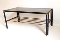 Table basse porte revue Années 60 verre fumé métal et laiton Largeur 94,2 cm