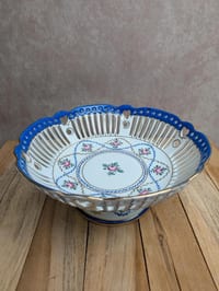 Coupe sur pied en porcelaine ajourée – Décor floral, bleu cobalt et dorures