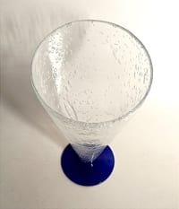 Grand calice verre bullé transparent & piètement bleu Hauteur 30,3 cm