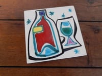 ANCIEN Dessous Plat Carreau en Céramique à Décor Bouteille Verre Signé CERENNE