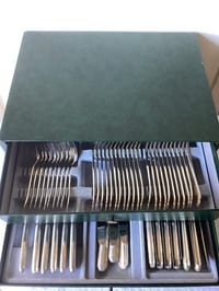 Partie de ménagère en métal argenté Ercuis, modèle rubans croisés