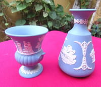 WEDGWOOD paire Jolis vases à décor de scène antique et angelots