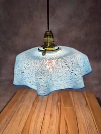 Abat-jour ancien en verre moucheté bleu et blanc – Bord ondulé – Vintage