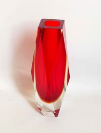 Vase à facettes Murano Sommerso rouge vif Années 60 Hauteur 30 cm