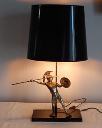 ANCIENNE LAMPE à Décor de Personnage Grec ou Romain en LAITON