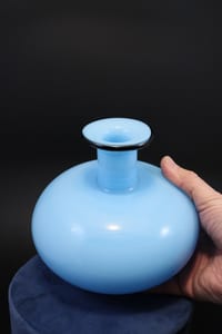 Vase verre bleu ciel et noir Murano Venini vintage glass Venise design