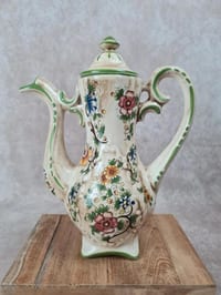 Ancienne cafetière en faïence fleurie