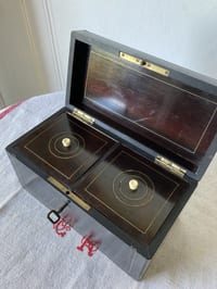 Boîte à thé caddy, bois noirci et laiton, XIXème, Napoléon III