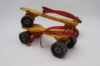 Paire de patins à roulettes anciens MISTRAL – Métal jaune – Vintage