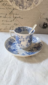 Tasse et soucoupe en terre de fer- décor bleu floral-  modèle Flora Lichen