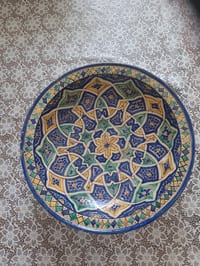 grand plat en céramique  "mokhfia" traditionnelle originaire  du Maroc
