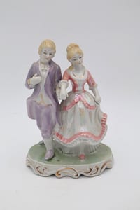Biscuit en porcelaine – Couple galant – Décor irisé rose et mauve