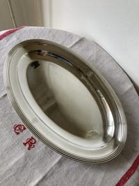 Grand plat de service en metal argenté avec monogramme