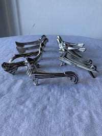 9 porte-couteaux, zoomorphes, Art Deco, dlg Sandoz, en régule chromé