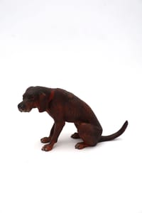 Ancienne statuette chien de chasse assis en régule peint