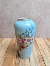 Vase vintage en porcelaine de Limoges – Bleu ciel, décor floral polychrome