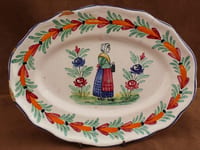 Plat porcelaine Quimper Malicorne XIX décor à la  Bretonne