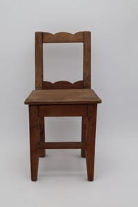 Petite chaise ancienne enfant en bois – mobilier miniature rustique – H 39 cm