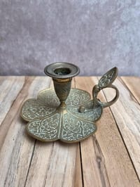 Bougeoir ancien en laiton La Ménagère Paris – décor floral