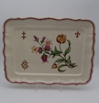 Plateau en faïence décor floral et symboles héraldiques – Fin XIXe siècle