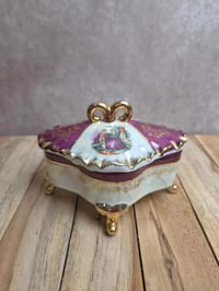 Boîte à bijoux bonbonnière porcelaine irisée – scène galante style Fragonard