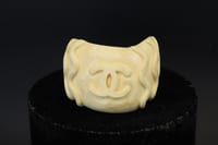 Manchette résine crème logo CC Chanel ébauche prototype vintage