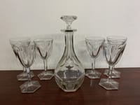 Service de six verres à vin et une carafe en cristal Baccarat modèle Compiègne