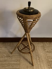 Cendrier sur pied en métal et rotin vintage