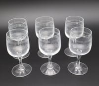 Service de 6 verres anciens en verre gravé décor floral guilloché