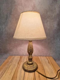 Lampe de table vintage en métal doré patiné style Louis Xvi