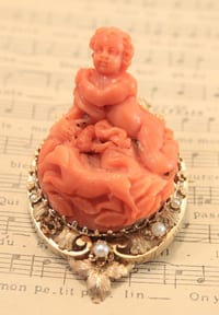 Broche pendentif victorienne sculptée corail or 18K perles chérubin chien angel