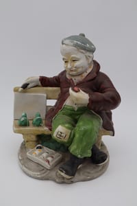 Ancien biscuit de porcelaine polychrome – Peintre sur un banc – vintage