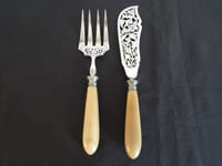 SUPERBE ANCIENS COUVERTS à POISSON en Métal et Corne  Couteau Fourchette