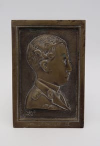 Ancien portrait Léopold III de Belgique en métal repoussé – cadre