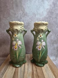 Paire de vases Art Nouveau Gustave de Bruyn – Fives-lille – décor iris – 30 cm